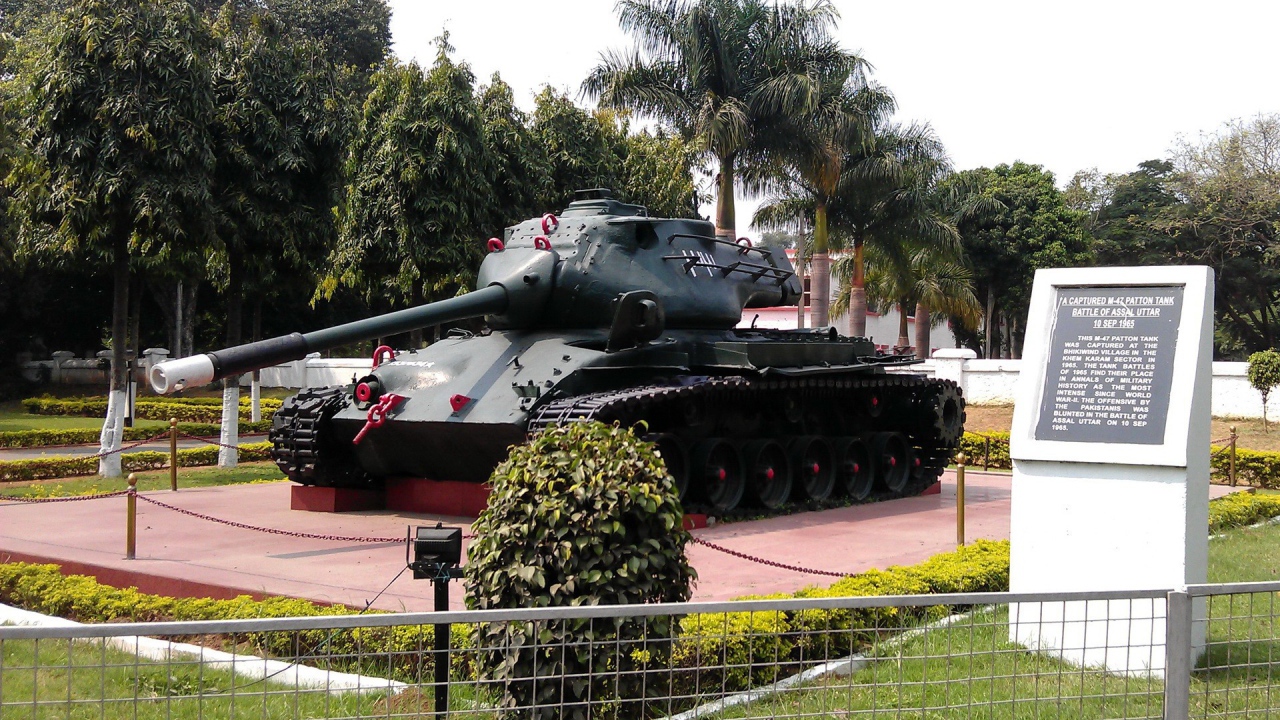 Танк памятник