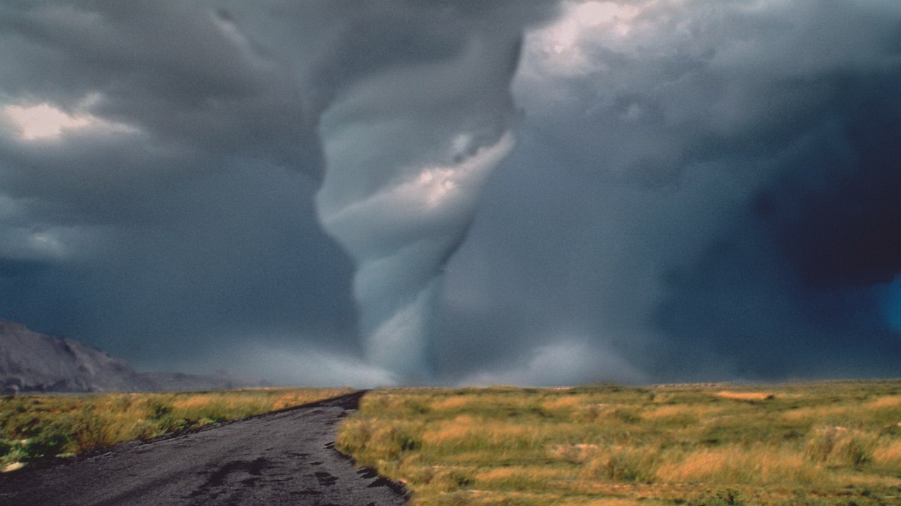 Торнадо на дороге