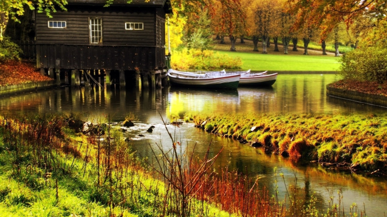 Лодки и домик у причала