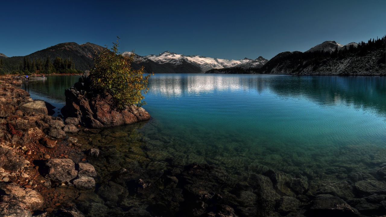 Кристально чистое озеро