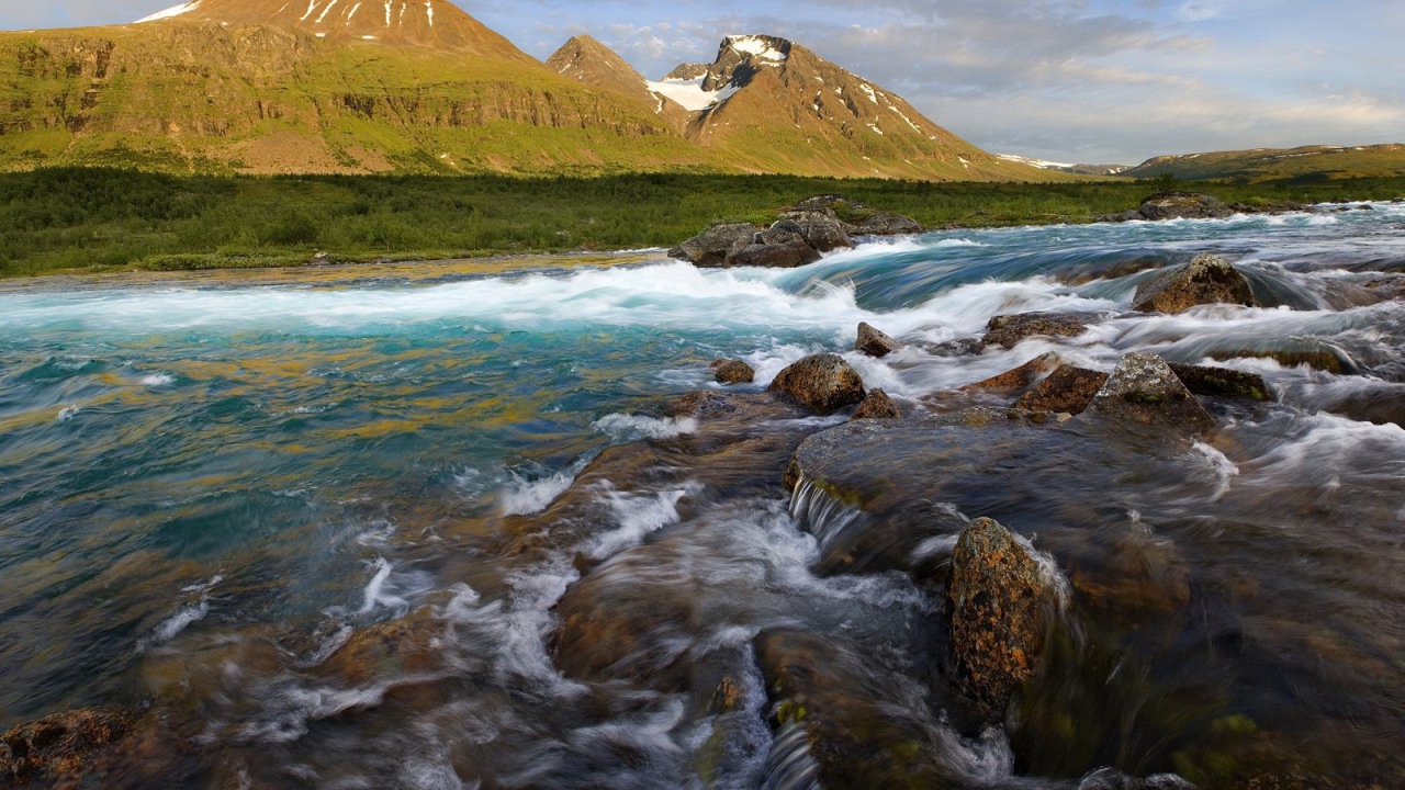 Пейзаж с бурной рекой