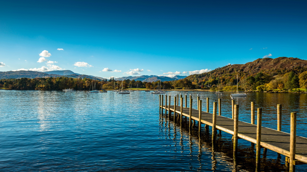 Причал для лодок на озере