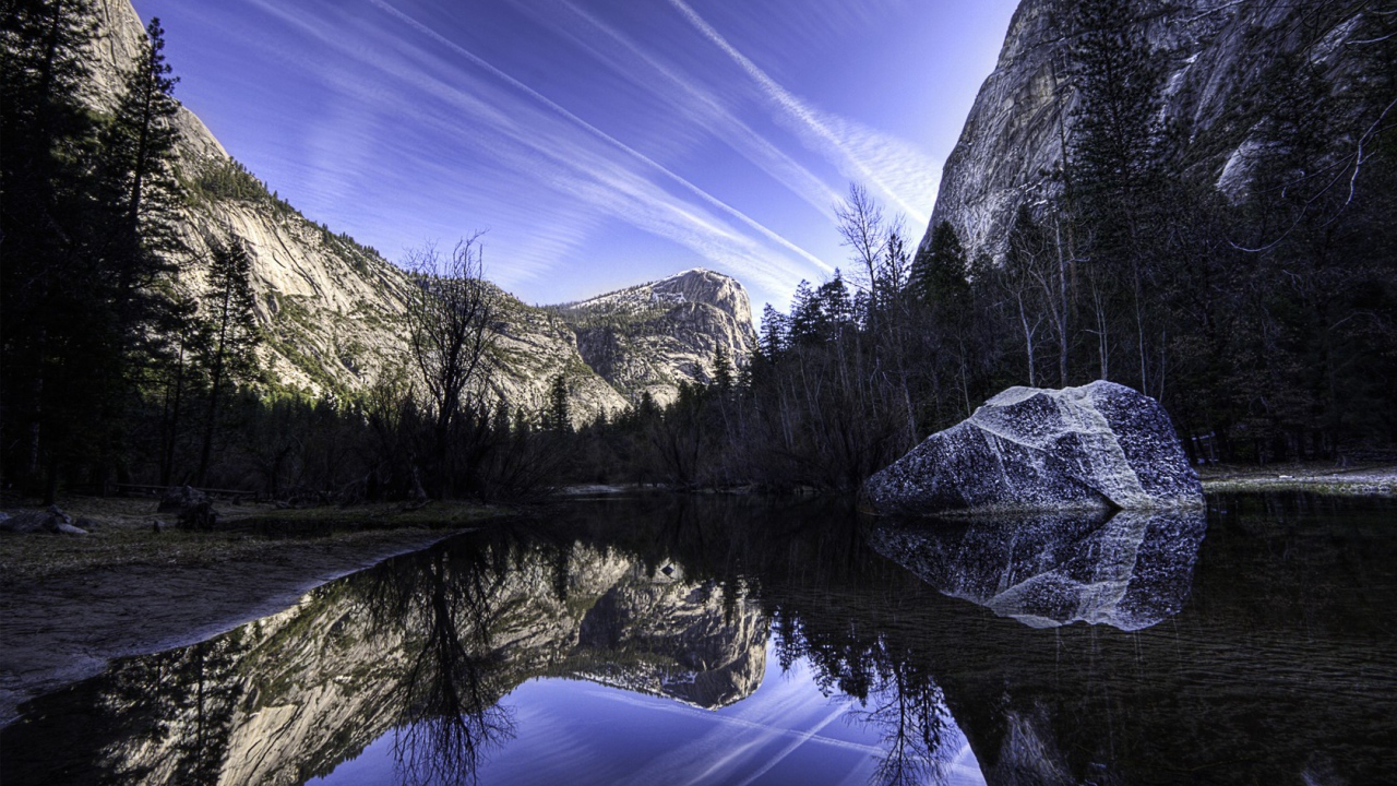 Горное озеро с камнем