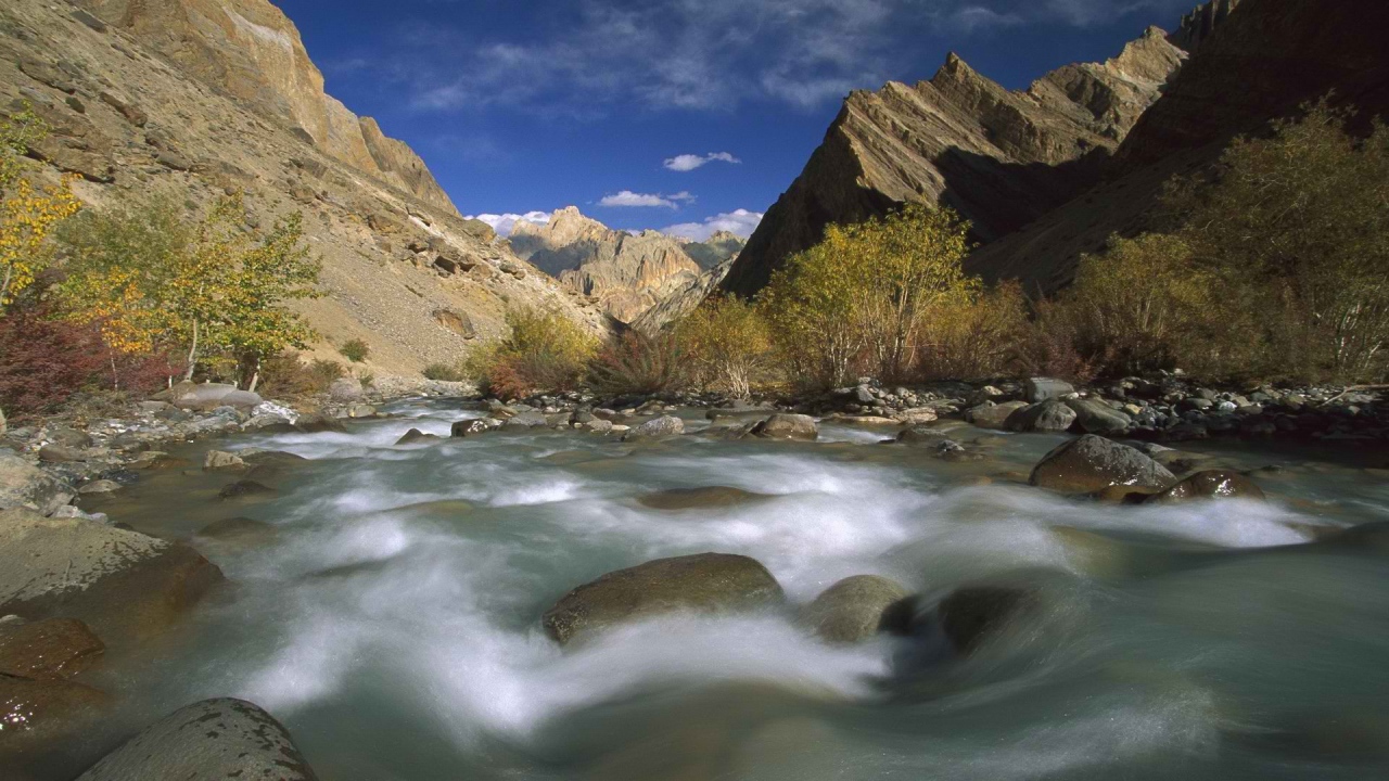 Быстрая горная река