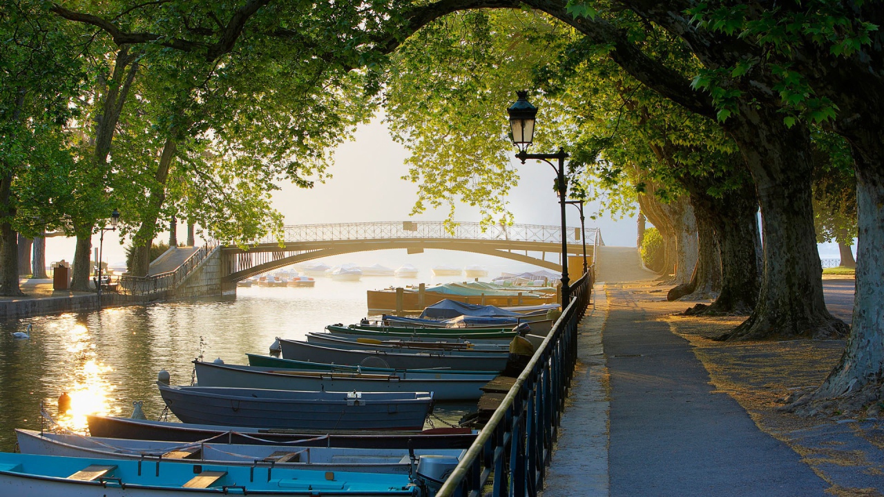 Парк на берегу реки