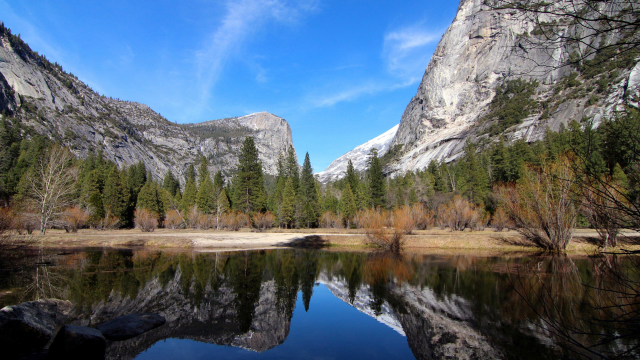 Отражение гор в озере