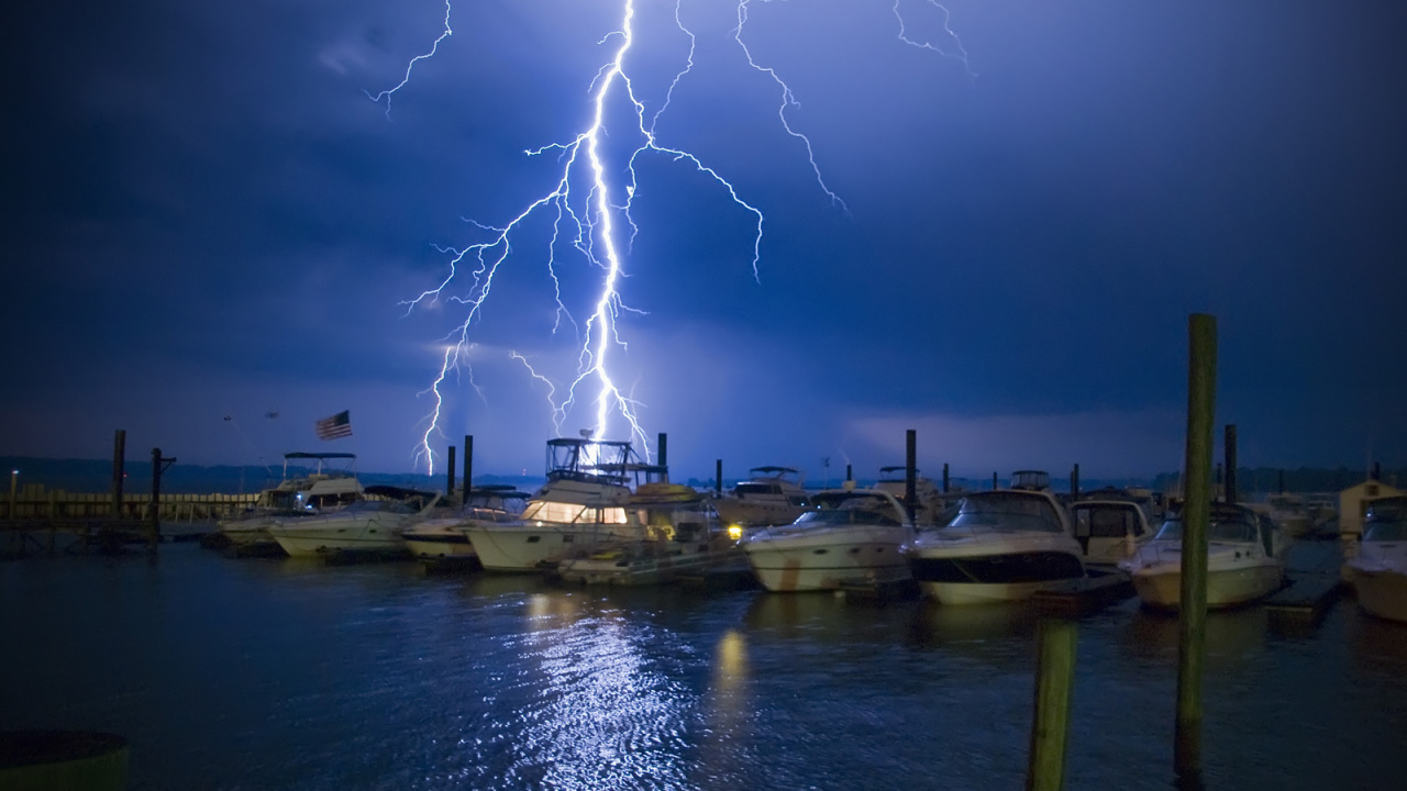 Молния ударила в лодки