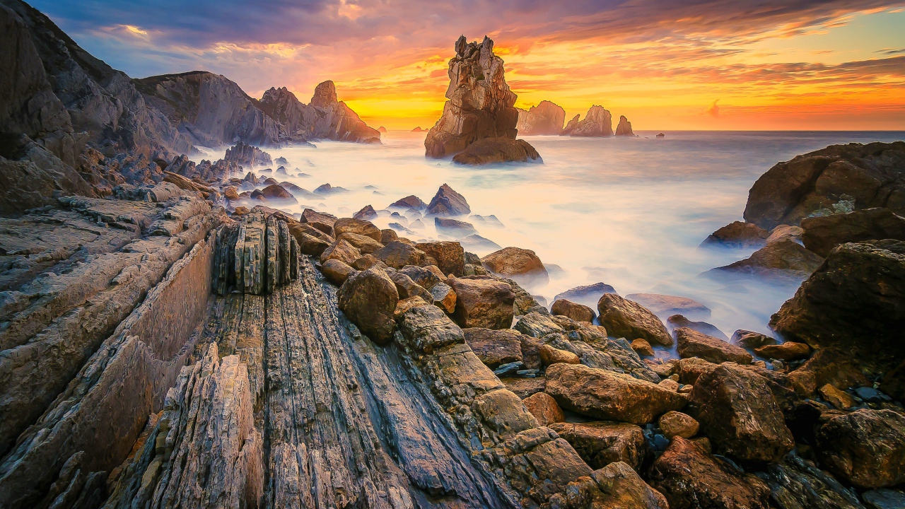 Скалы на берегу