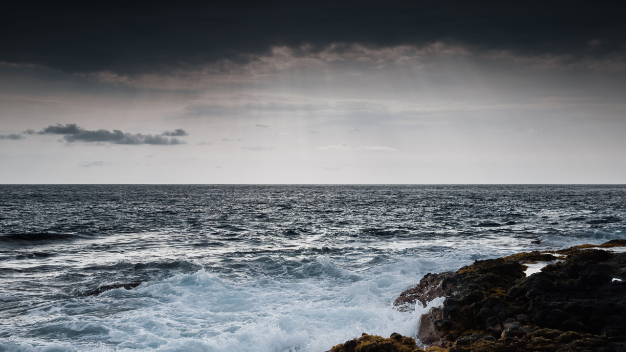 Начало шторма в море