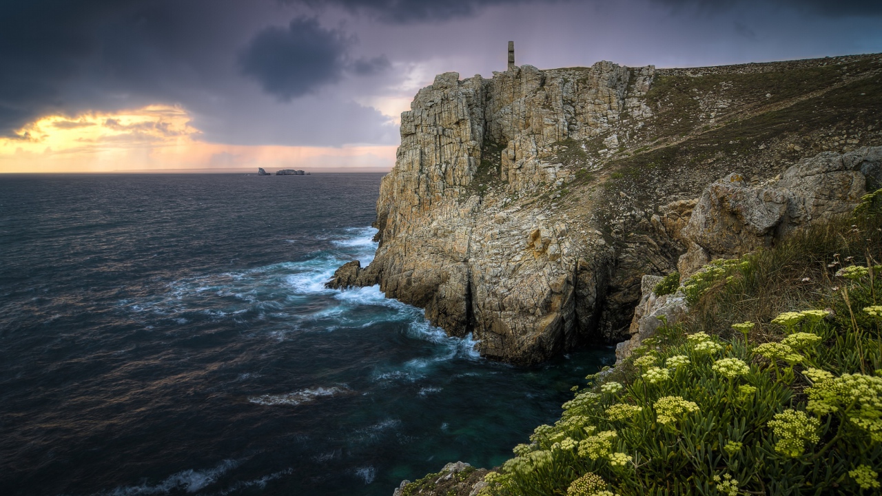 Обрывистая скала у моря