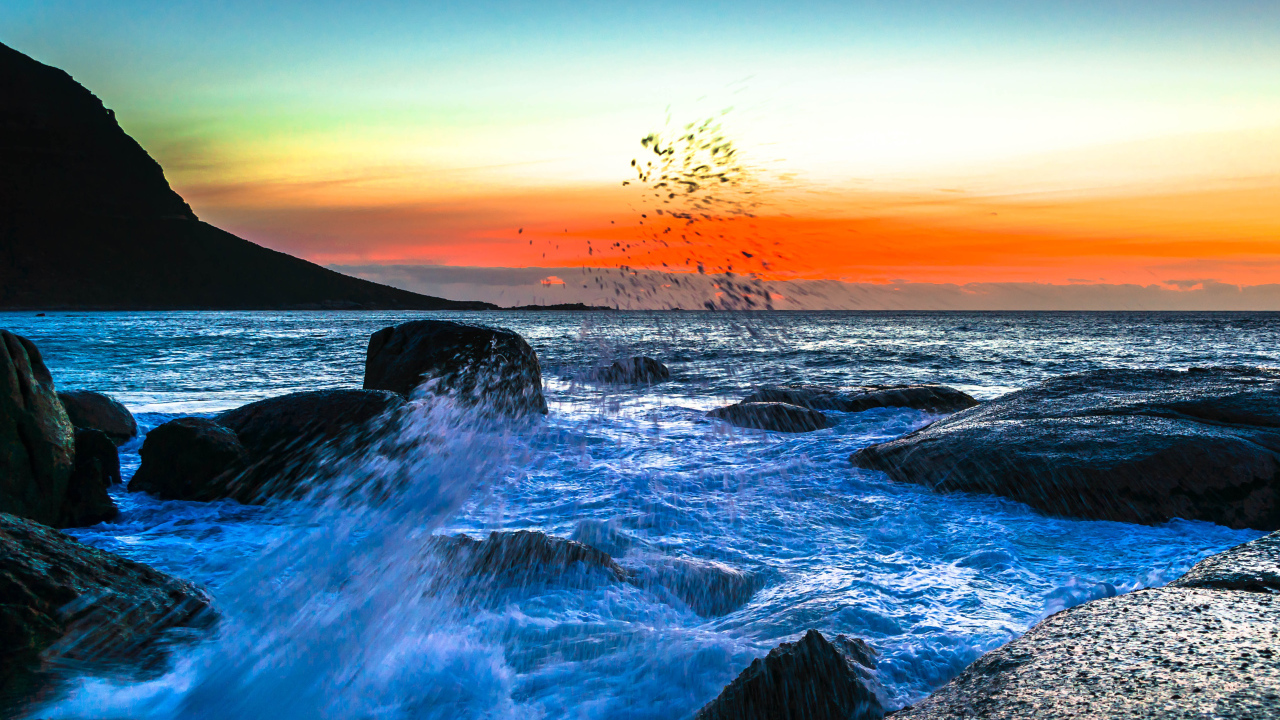 Закат над морским заливом