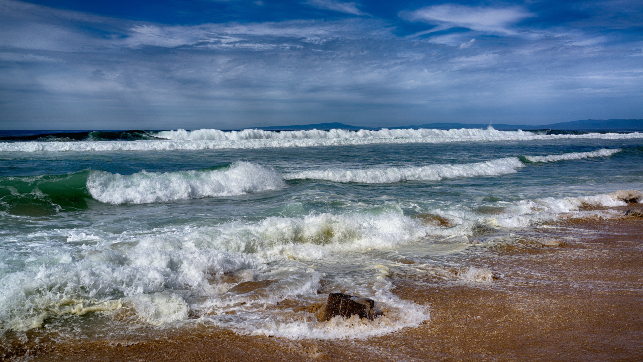 Вид на штормящее море