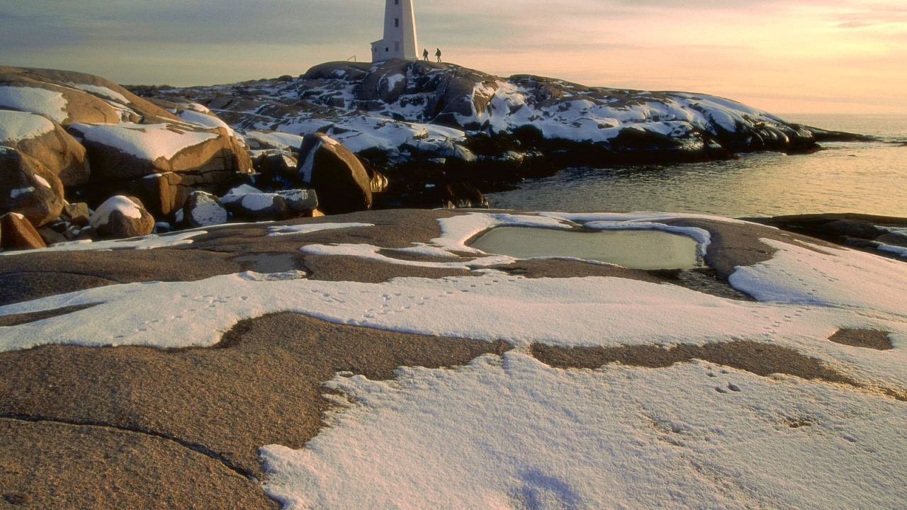 Маяк на холодном побережье