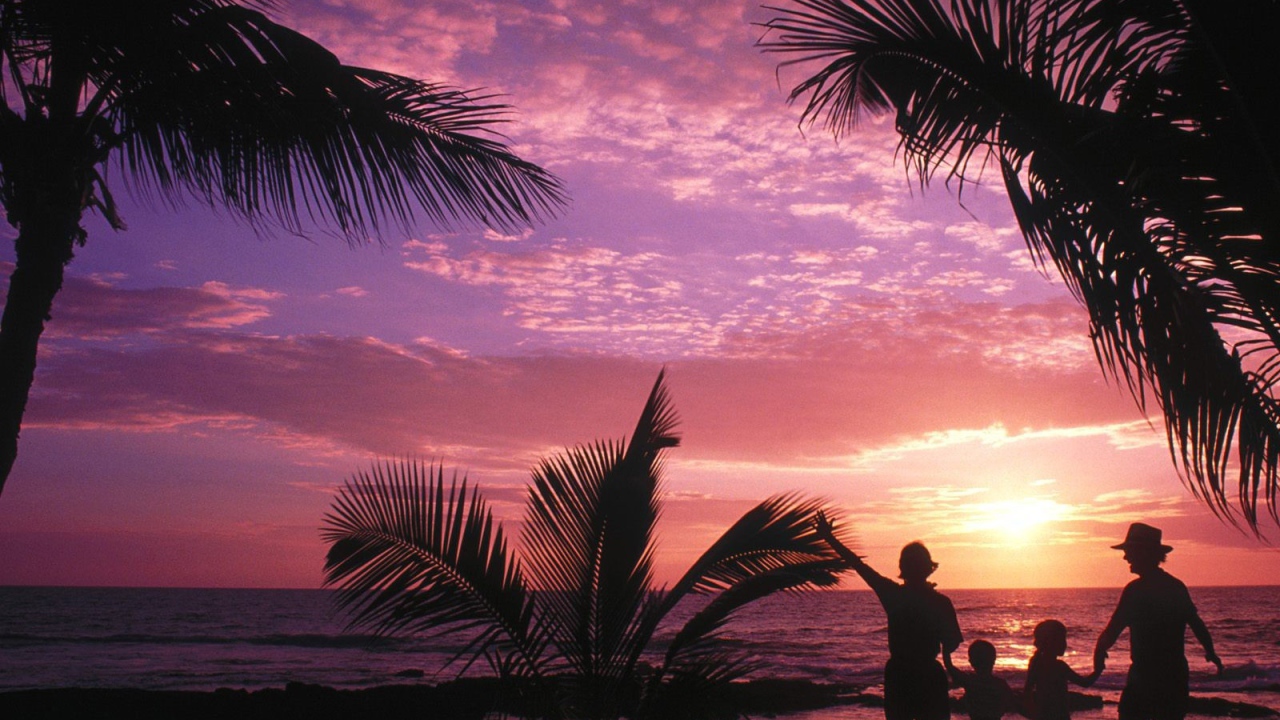 Люди провожают солнце