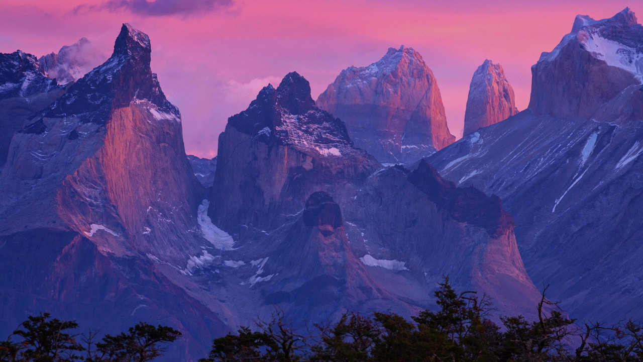 Розовый закат в горах