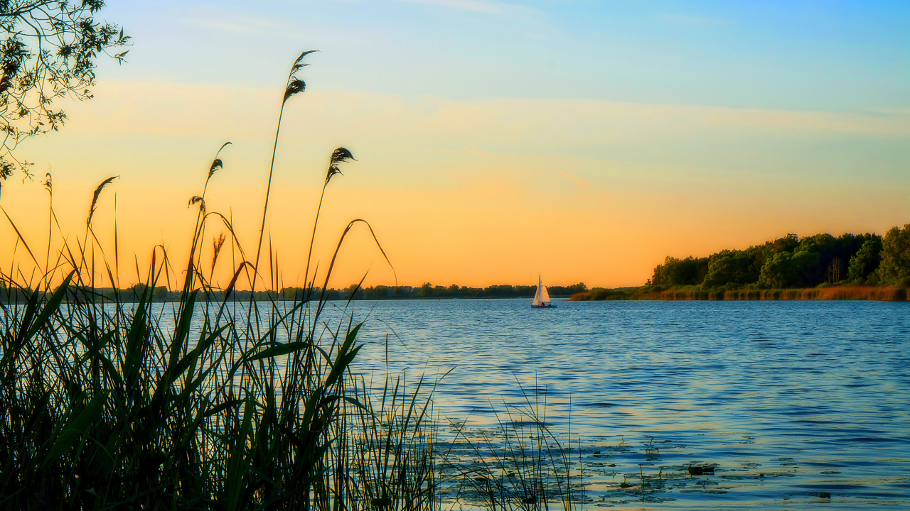 Закат над озером