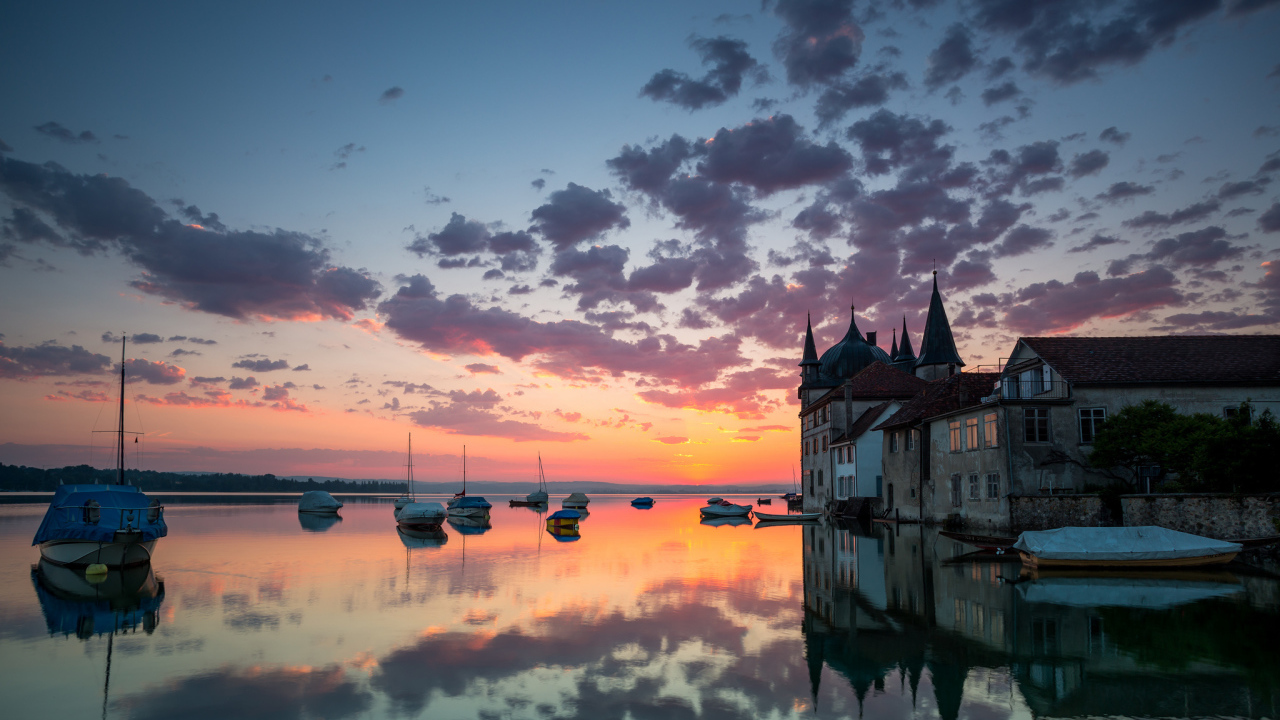 Отражение облаков в озере