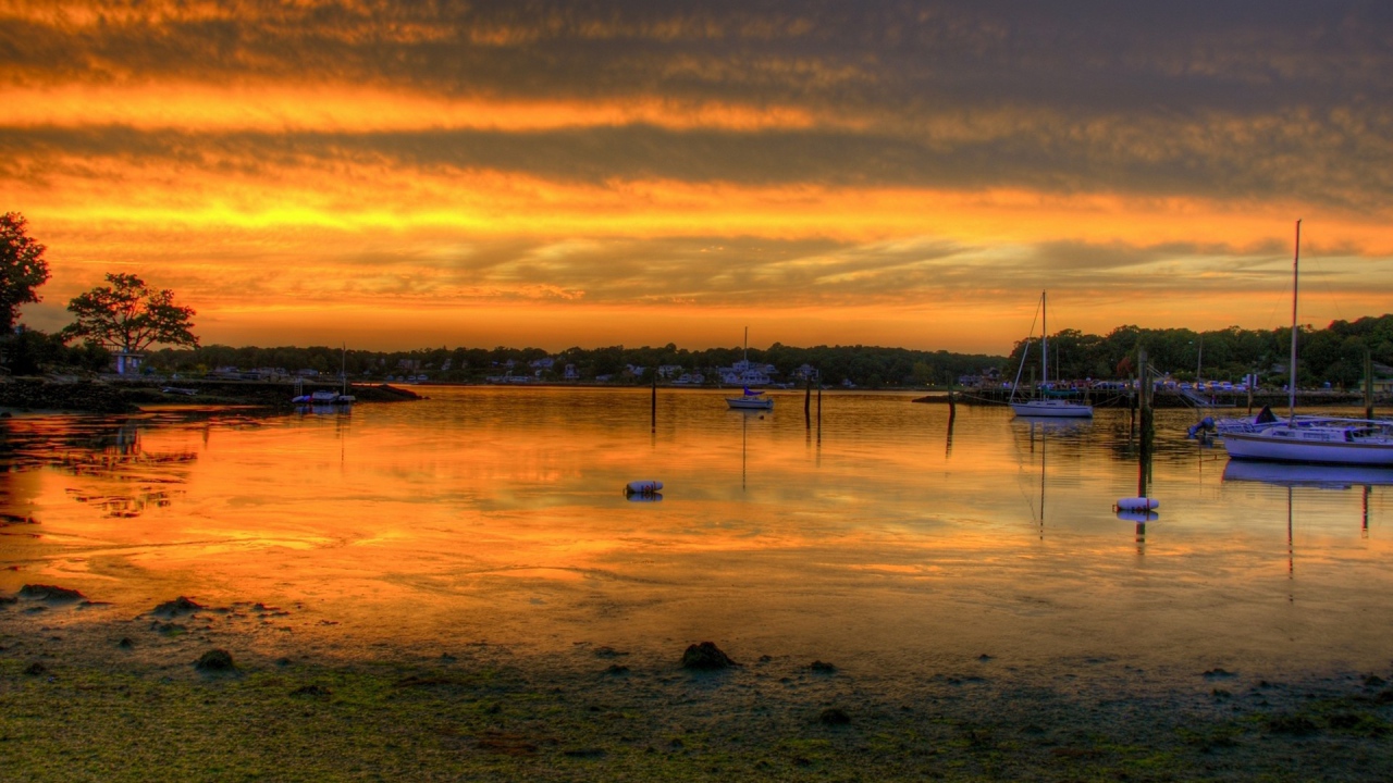 Закат солнца на причале