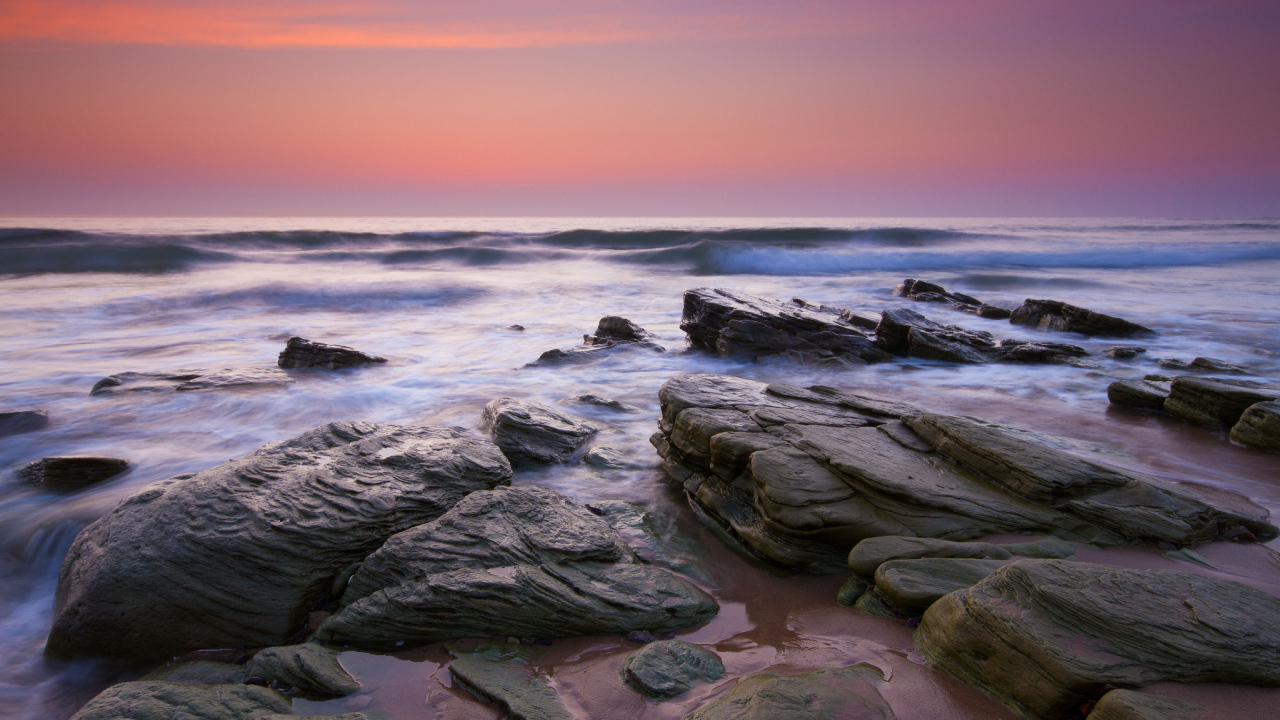 Волна накатывается на берег
