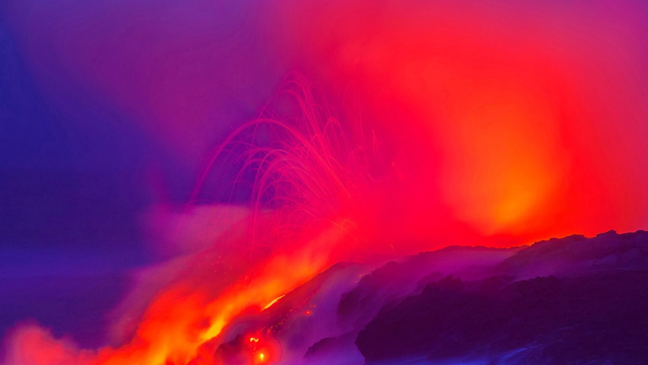 Лава из вулкана