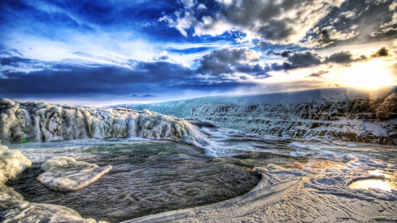 Фантастический вид на замерзший водопад