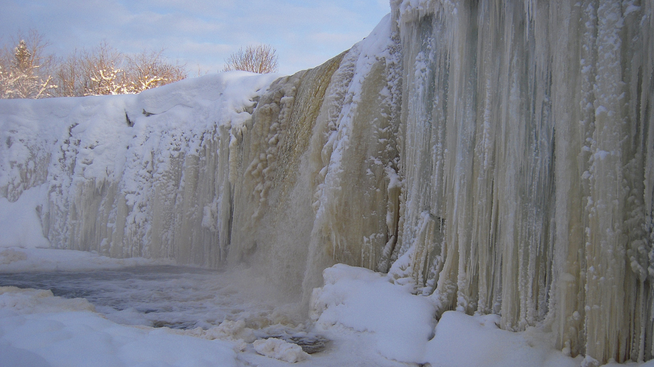 Замерзший водопад Ягала