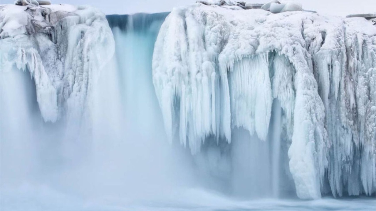 Замерзший водопад и туман