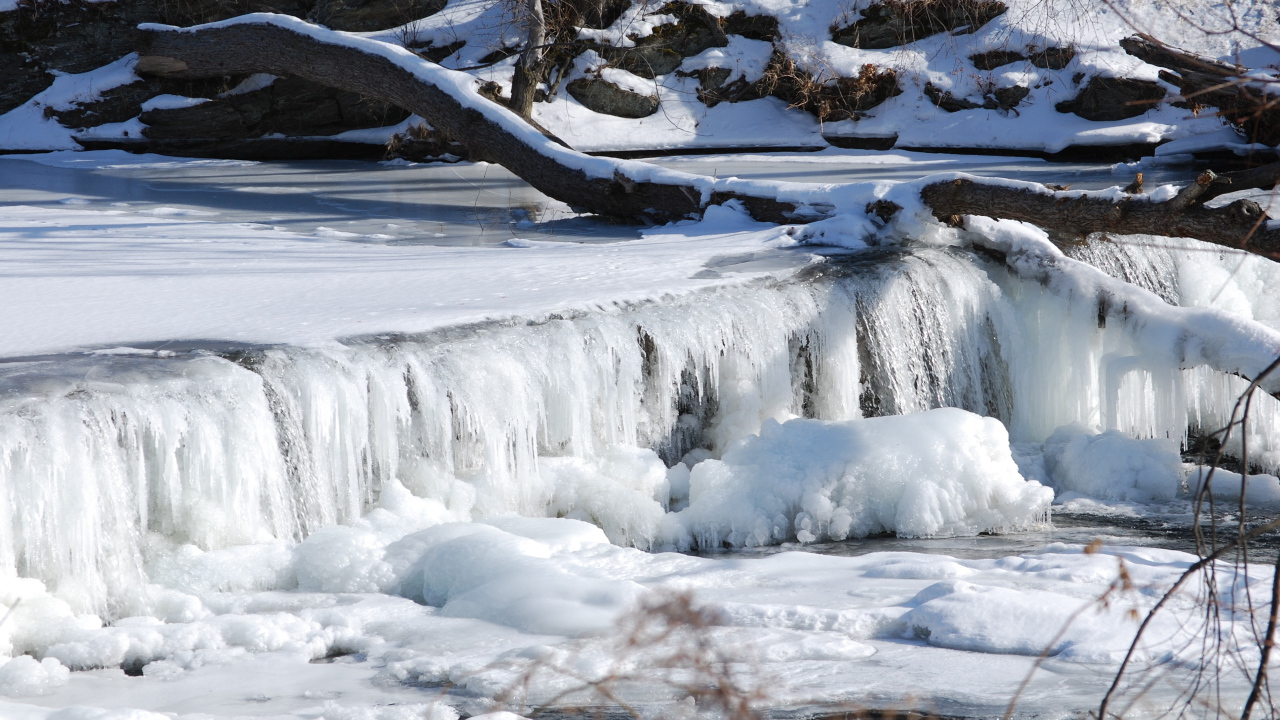 Замерзший водопад в Канаде