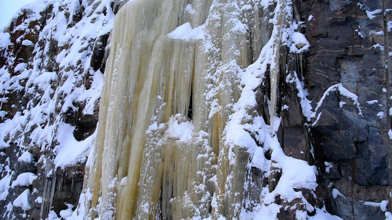 Замерзший водопад в Финляндии