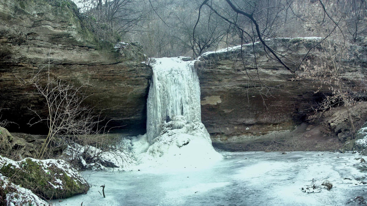 Замерзший водопад в Молдавских лесах