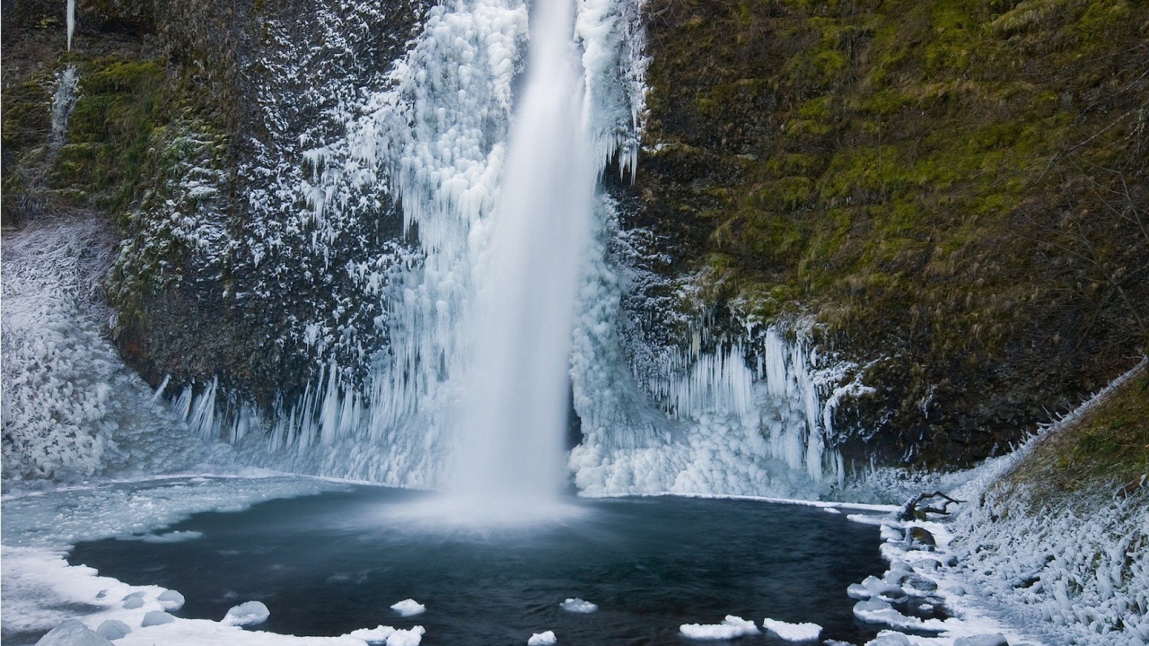 Замерзший водопад в Польше