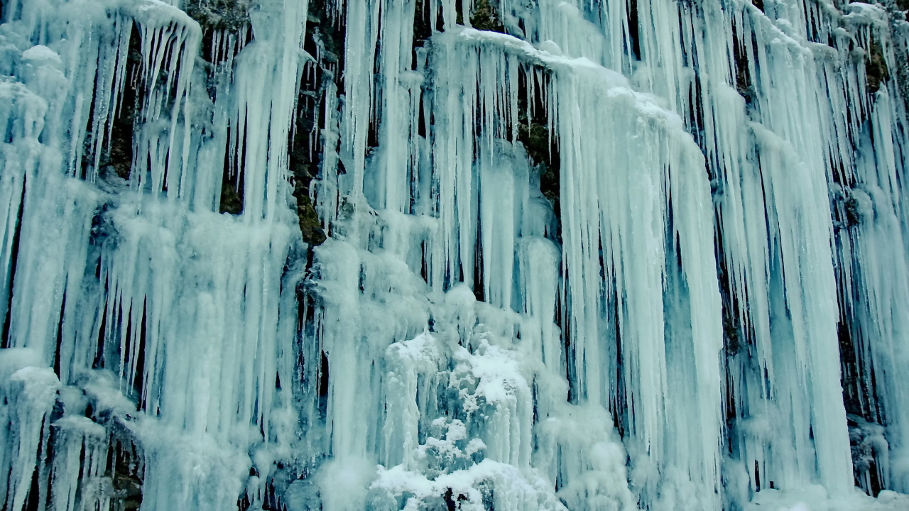 Замерзший водопад в голубых красках