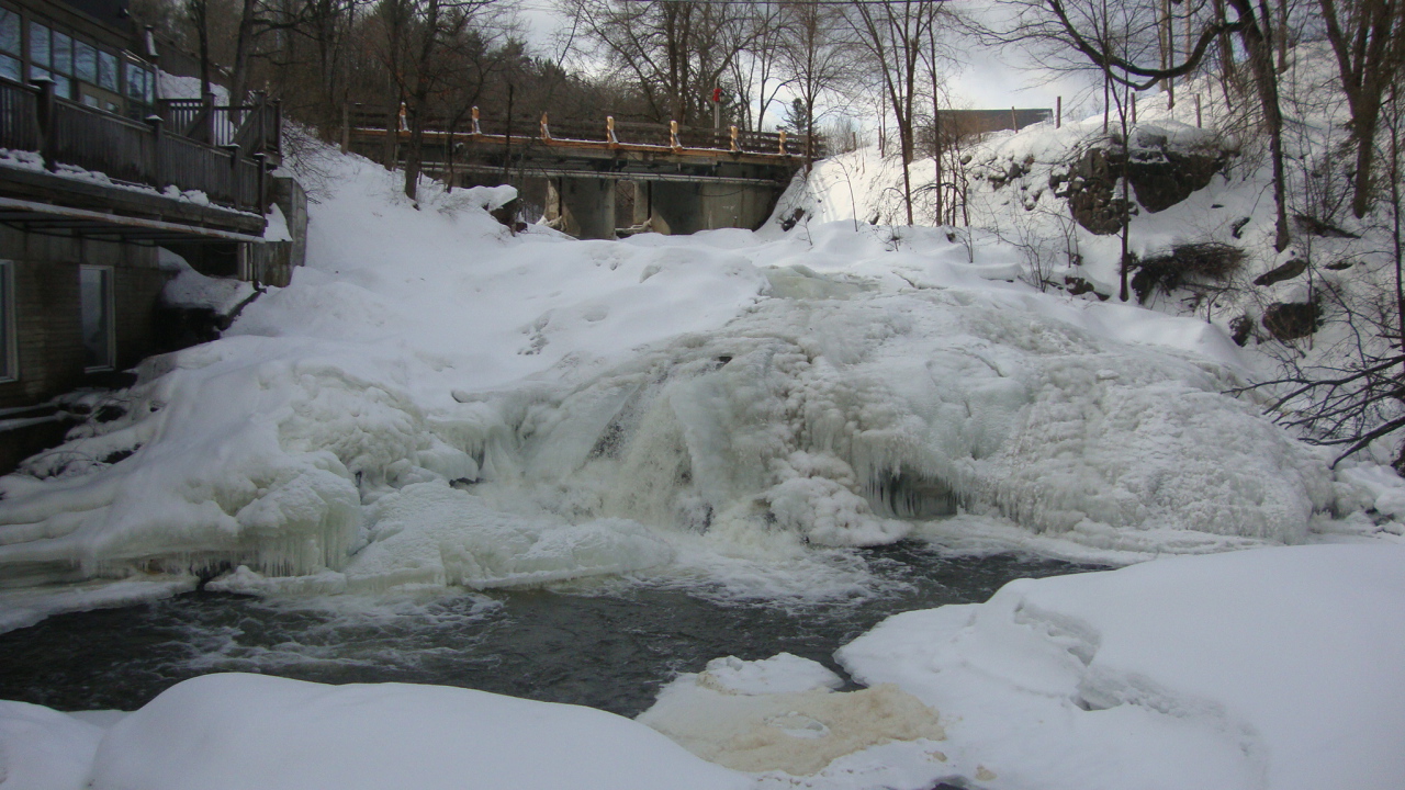 Замерзший водопад в США