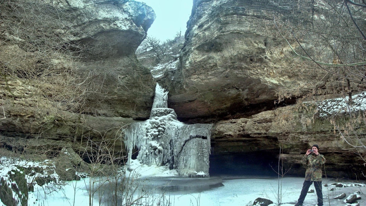 Замерзший водопад в предгорье Карпат