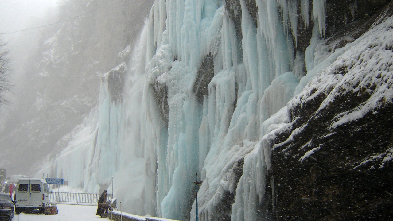 Живописный Замерзший водопад