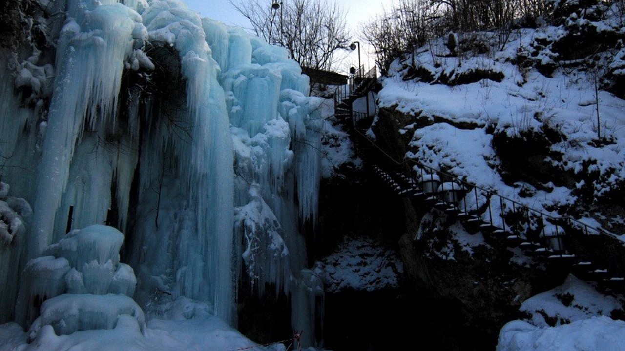 Лестница на замерзший водопад