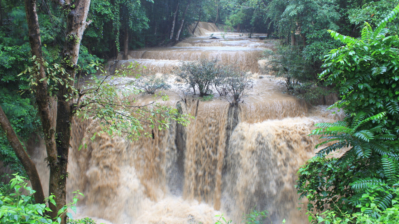 Мутная вода в водопаде