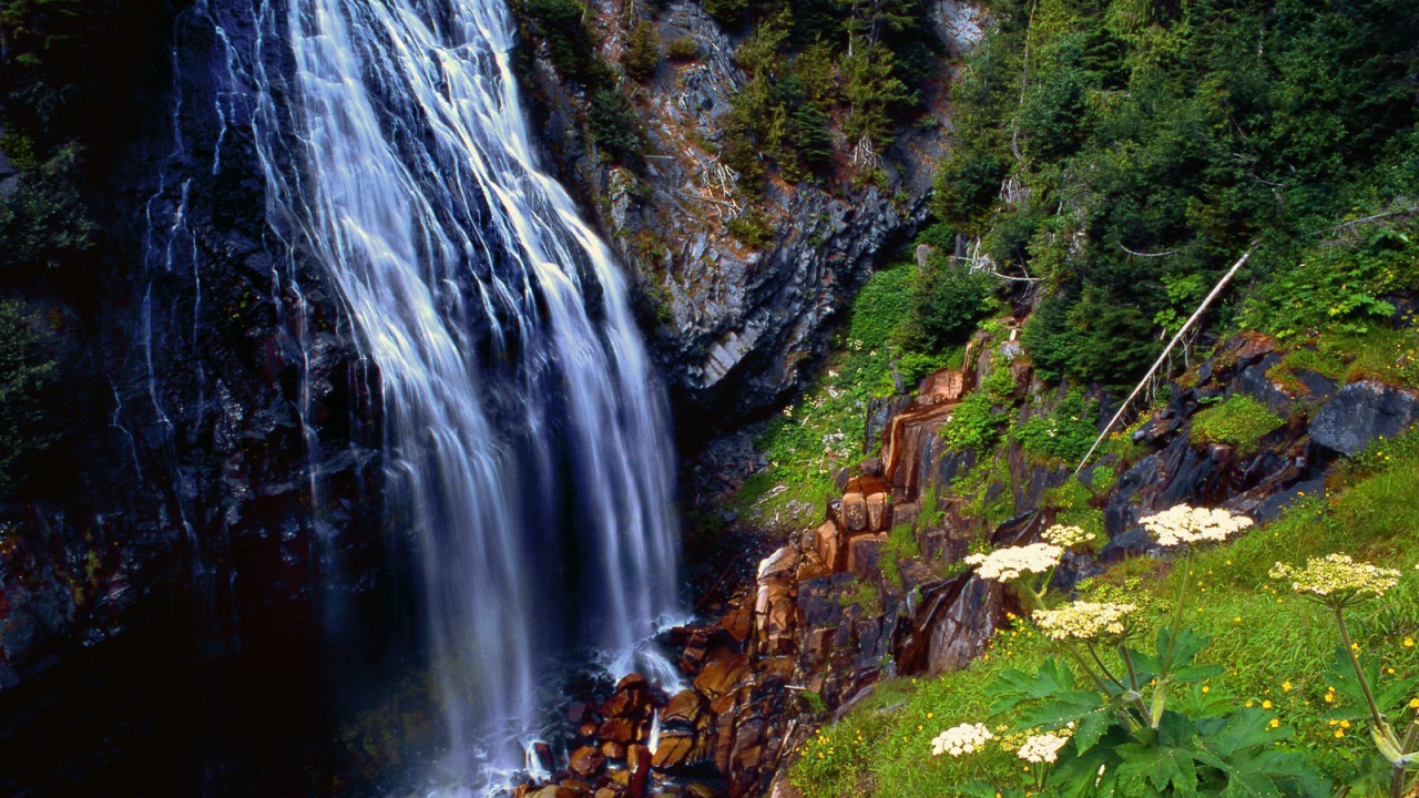 Водопад в горах