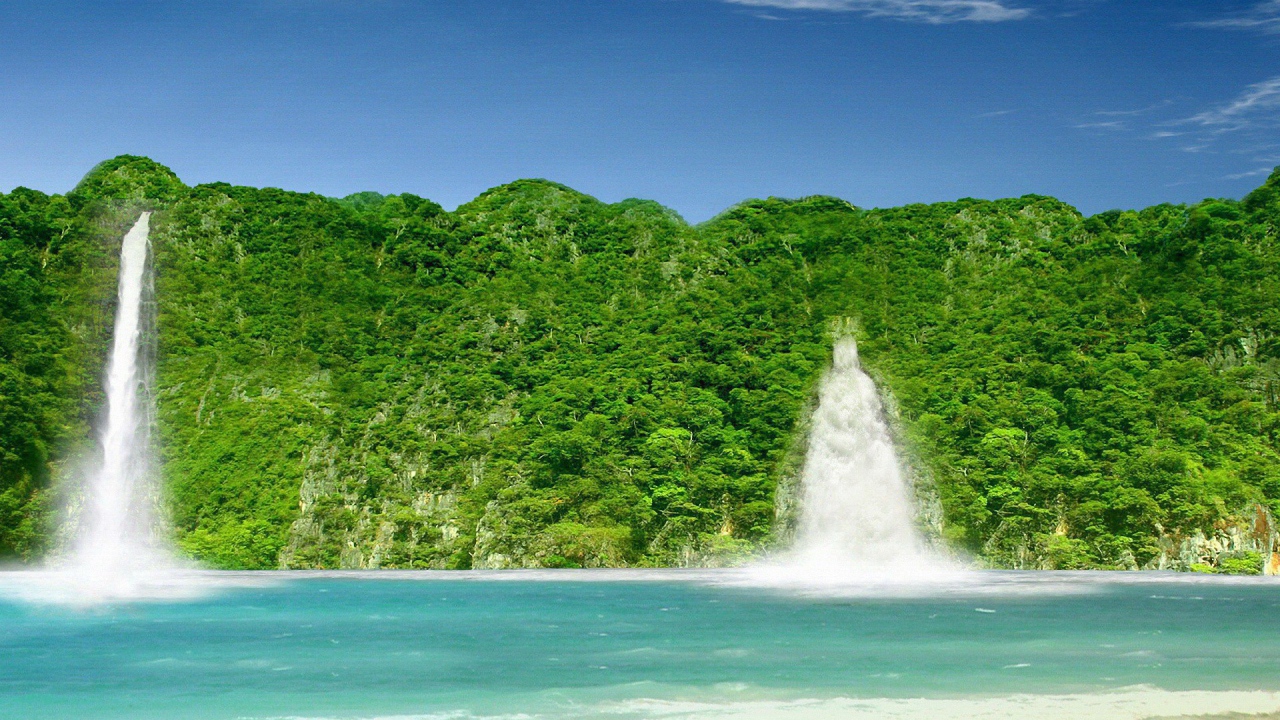 Водопады на зеленом берегу