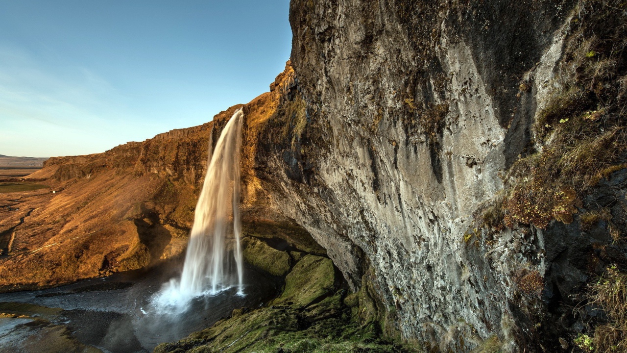 Вода льется со скалы