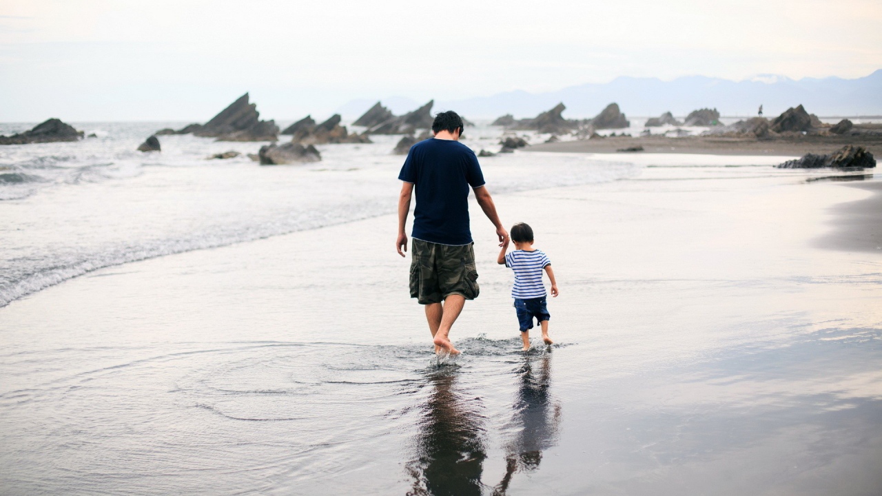 Отец с сыном гуляют по воде