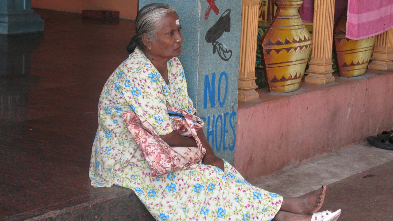 Индианка отдыхает на пороге