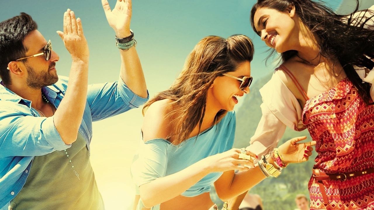 Мужчина и девушки в хорошем настроении