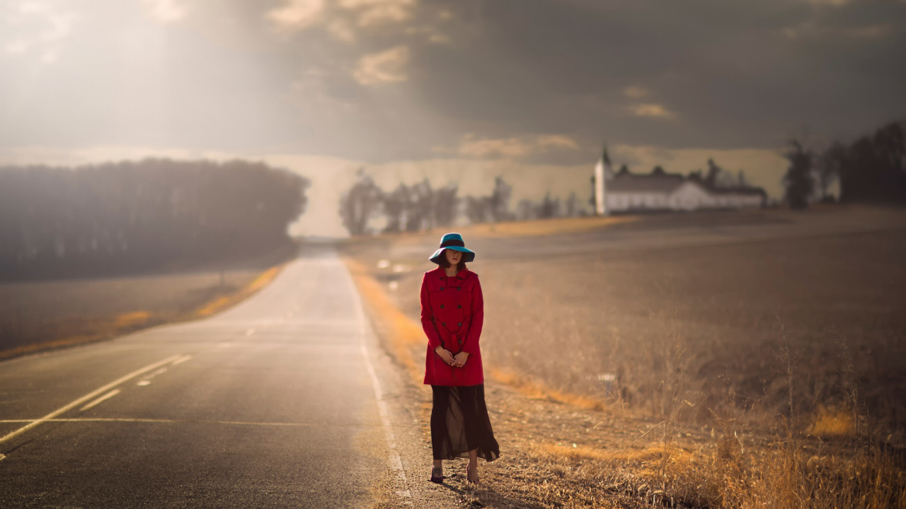 Женщина в красном пальто