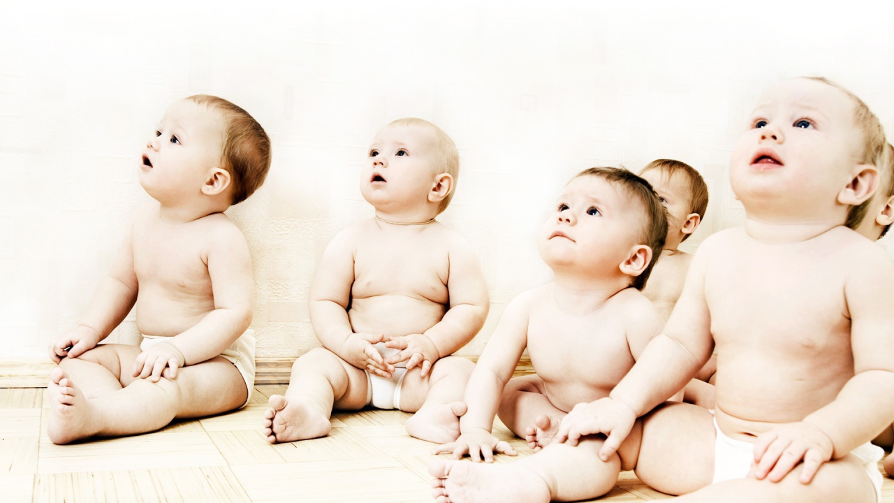 Сидящие малыши