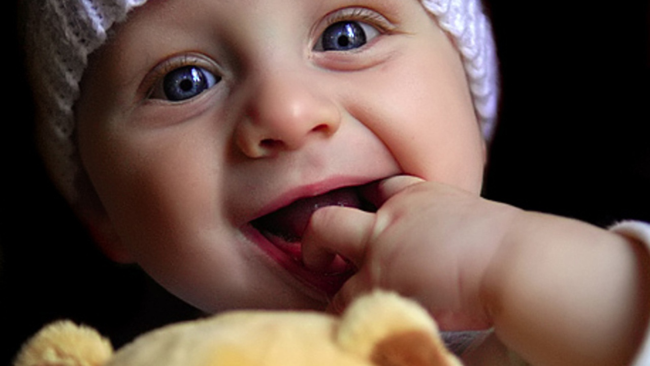 Малыш играет с куклой