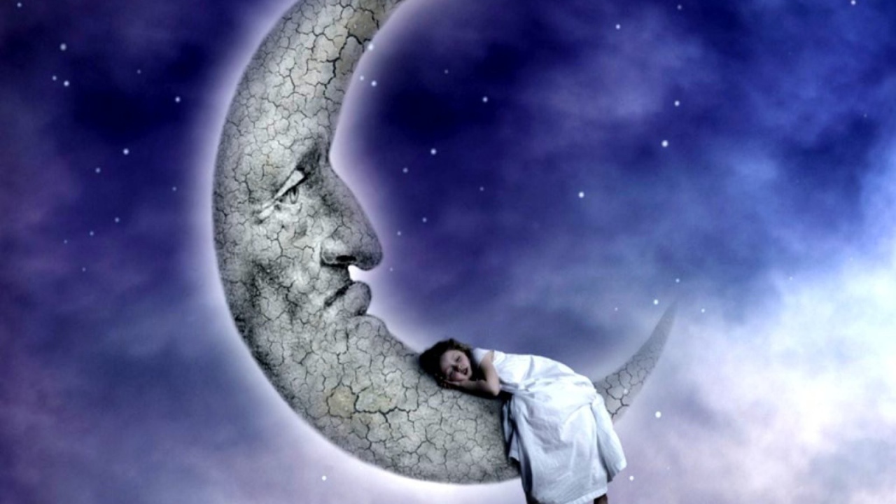 Девочка спит на луне