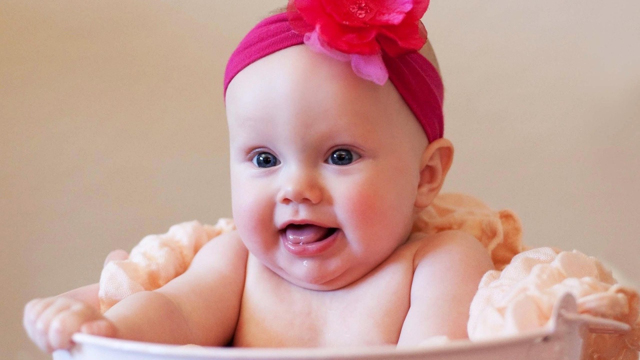 Ребенок купается и улыбается