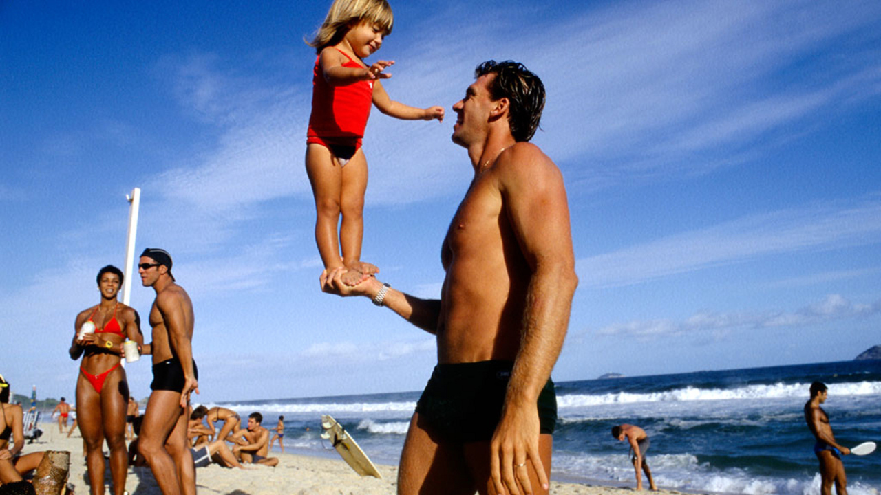 Ребенок на руке мужчины