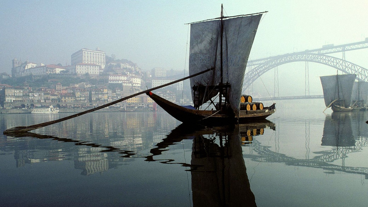 Лодка под парусом